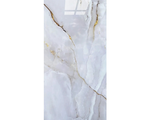 Leštěná dlažba v bílém mramorovém vzhledu se zlatými žilkami.