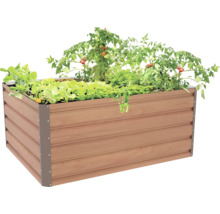 Obdélníkový vyvýšený záhon v dekoru dřeva s tmavě šedými rohovými profily, osázený rajčaty a listovou zeleninou.