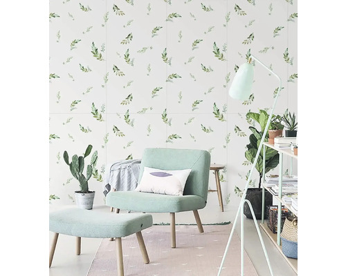 Světlý obývací pokoj s botanickou tapetou s motivem listů, čalouněným křeslem s podnožkou a různými pokojovými rostlinami.