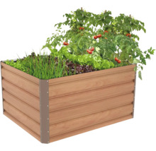 Vyvýšený záhon v hnědém dekoru dřeva osázený rajčaty, salátem a bylinkami.