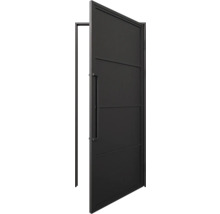 Černé interiérové dveře v industriálním designu se čtyřmi panely a dlouhým madlem, mírně pootevřené v zárubni.