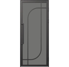 Moderní interiérové dveře z kovu a skla v industriálním designu s černým rámem, dlouhou klikou a geometrickým vzorem.