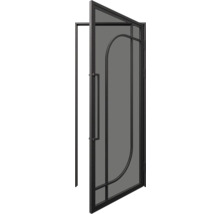 Černé skleněné dveře v industriálním designu s kovovým rámem, ozdobnými obloukovými příčkami a dlouhým madlem, otevřené.