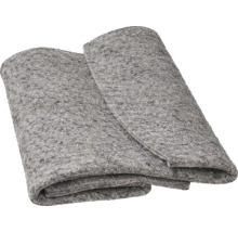 Složená šedá malířská zakrývací plst z textilních vláken pro ochranu povrchů při malování.