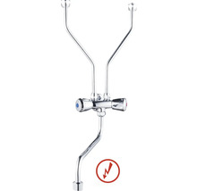 Nízkotlaká dvoukohoutková baterie v chromovém provedení s otočným ramenem a připojovacími trubkami.