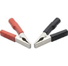 Krokosvorky v červené a černé barvě z kovu s izolovanými rukojeťmi pro elektrické spoje.