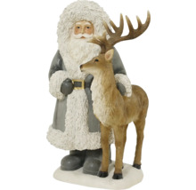 Dekorační figurka Santa Clause s bílým plnovousem v šedém kabátě vedle soba na zasněženém podstavci