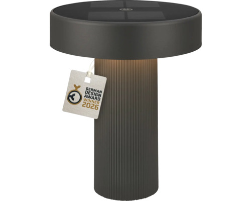 Moderní solární stolní lampa v antracitové barvě s drážkovaným podstavcem a oceněním German Design Award Winner 2026.