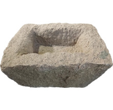 Obdélníkové koryto z přírodního kamene s hrubým povrchem.