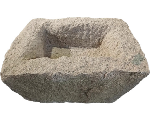 Obdélníkové koryto z přírodního kamene s hrubým povrchem.