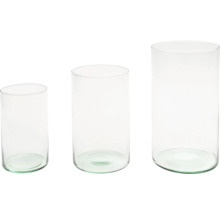 Tři válcové vázy z čirého skla v různých velikostech.