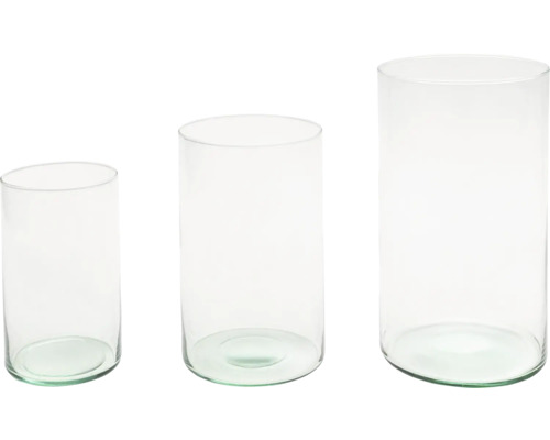 Tři válcové vázy z čirého skla v různých velikostech.