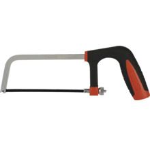 Pilka na kov s ergonomickou rukojetí a upnutým pilovým listem pro přesné řezy.