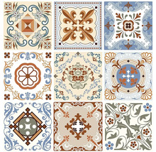 Devět dekorativních dlaždic s různými vintage vzory, květinovými ornamenty a geometrickými vzory.