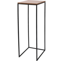 Moderní stojan na květiny s černým kovovým rámem a dřevěnou deskou.