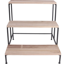 Třístupňový dřevěný regál s černým kovovým rámem.