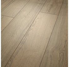 Laminátová podlaha s dekorem dubu, strukturovaným povrchem a hmatatelnou kresbou dřeva.