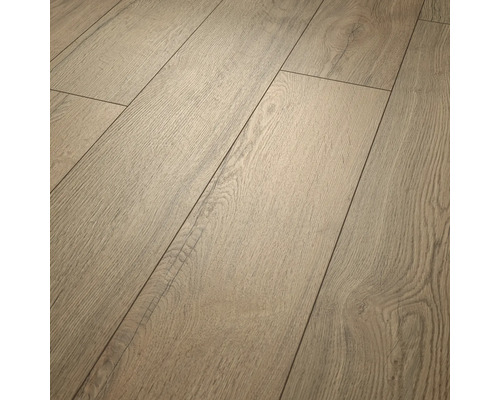 Laminátová podlaha s dekorem dubu, strukturovaným povrchem a hmatatelnou kresbou dřeva.