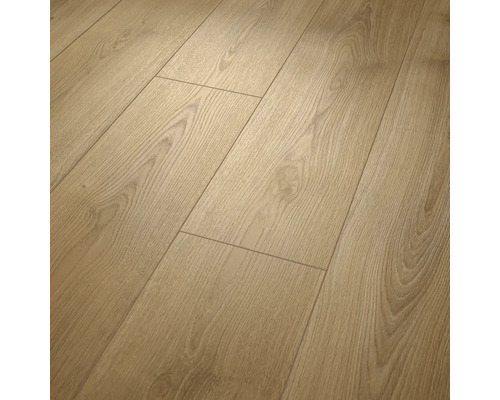 Laminátová podlaha s výraznou texturou dřeva v dekoru dubu.
