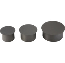 Tři šedé plastové koncové krytky v různých velikostech.