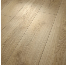 Laminátová podlaha se vzhledem dubu s výraznou texturou dřeva v designu selského prkna.