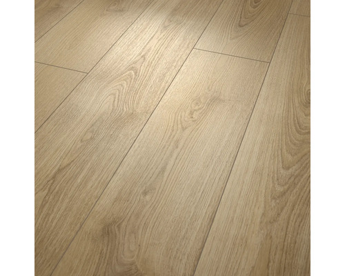 Laminátová podlaha se vzhledem dubu s výraznou texturou dřeva v designu selského prkna.