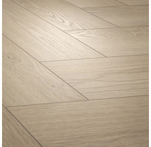 Laminátová podlaha ve vzhledu dřeva se vzorem chevron pro interiérové použití.