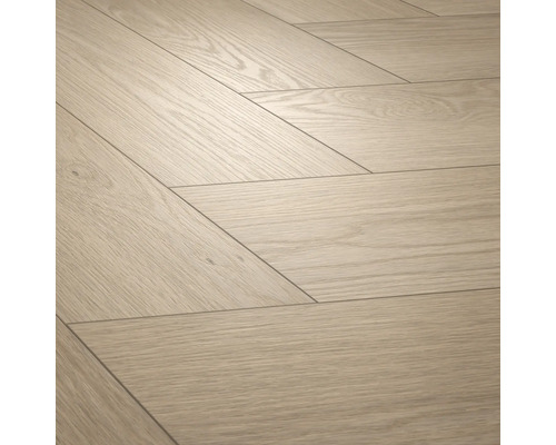 Laminátová podlaha ve vzhledu dřeva se vzorem chevron pro interiérové použití.