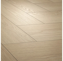 Laminátová podlaha ve vzhledu světlého dubu se vzorem chevron.
