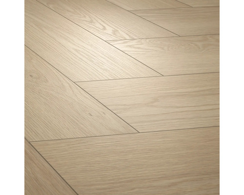Laminátová podlaha ve vzhledu světlého dubu se vzorem chevron.