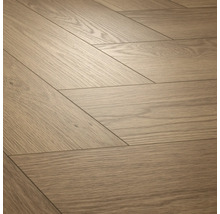 Laminátová podlaha se vzhledem dubu se vzorem chevron a strukturovaným dřevěným povrchem.