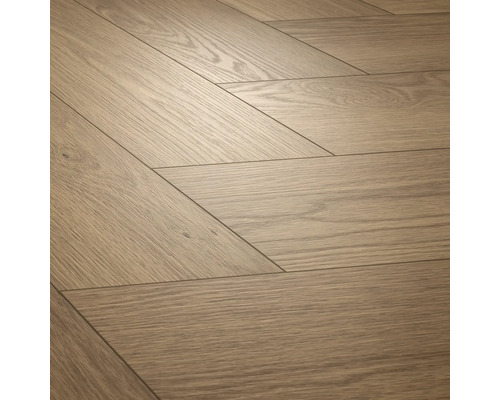 Laminátová podlaha se vzhledem dubu se vzorem chevron a strukturovaným dřevěným povrchem.