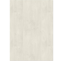 Laminátová nebo vinylová podlaha se světlým dekorem dřeva, jemnou texturou a suky.