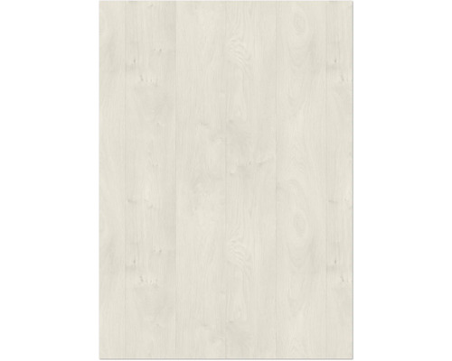 Laminátová nebo vinylová podlaha se světlým dekorem dřeva, jemnou texturou a suky.