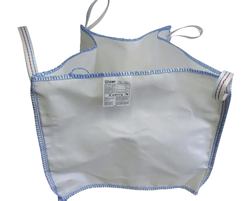 Bílý Big Bag vak se čtyřmi uchy a modrým šitím pro sypké materiály.