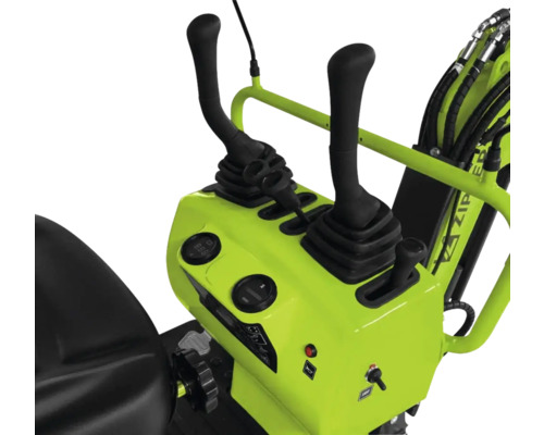 Ovládací panel minirypadla Zipper s joysticky, páčkami a digitálními ukazateli.