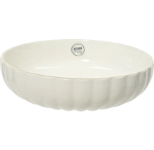 Bílá keramická servírovací mísa s vroubkovaným vnějším povrchem a logem Kitchen Goods and More.