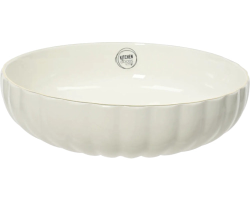 Bílá keramická servírovací mísa s vroubkovaným vnějším povrchem a logem Kitchen Goods and More.