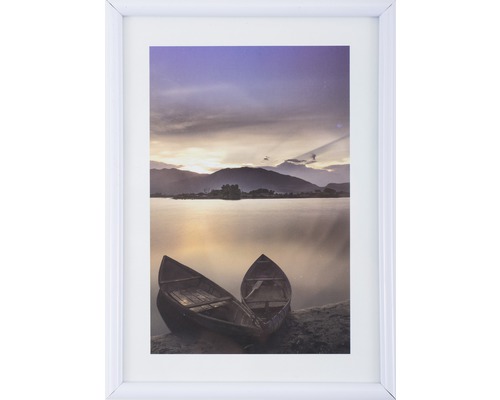 Zarámovaný obraz se dvěma loděmi na břehu jezera při západu slunce
