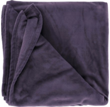 Fialová deka z měkkého fleece materiálu, složená.