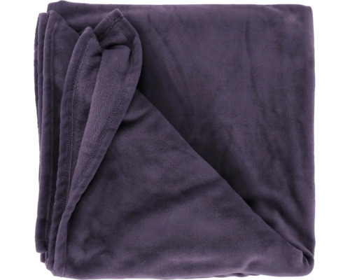 Fialová deka z měkkého fleece materiálu, složená.