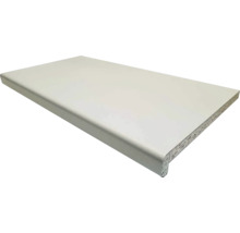 Bílý vnitřní okenní parapet z dřevěného materiálu se zaoblenou přední hranou.