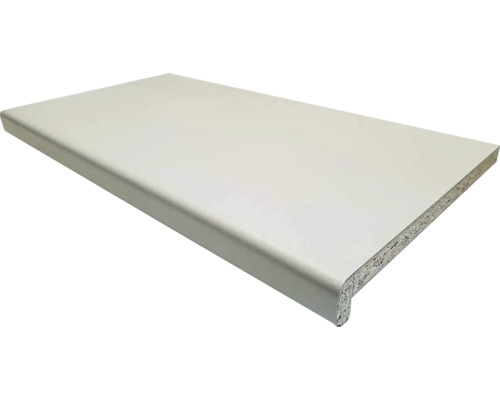 Bílý vnitřní okenní parapet z dřevěného materiálu se zaoblenou přední hranou.