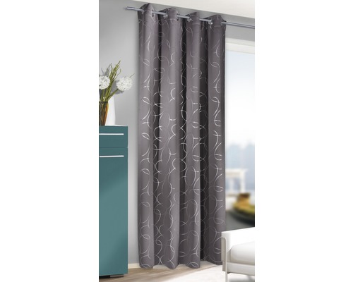 Šedý závěs se stříbrnými vzory na záclonové tyči