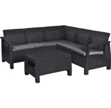 Zahradní souprava z plastu v ratanovém vzhledu s tmavě šedou rohovou pohovkou ve tvaru L, sedáky a obdélníkovým stolkem.