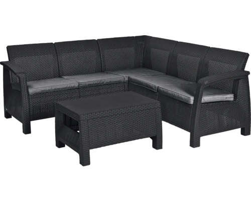 Zahradní souprava z plastu v ratanovém vzhledu s tmavě šedou rohovou pohovkou ve tvaru L, sedáky a obdélníkovým stolkem.