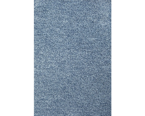 Detailní pohled na strukturu modrého koberce.