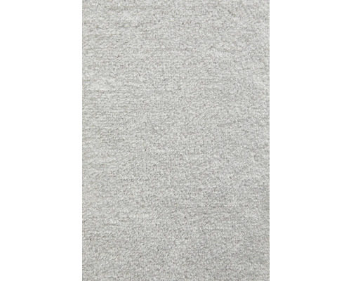 Detailní záběr na měkký, strukturovaný šedý povrch koberce z textilních vláken.