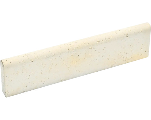 Bazénový lem s oblou hranou a strukturovaným povrchem se vzhledem přírodního kamene.
