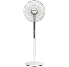 Stojanový ventilátor Rohnson s digitálním displejem, bílým tělem a kulatou základnou.